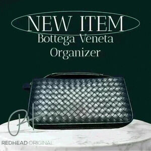 ZIP AROUND WALLET IN INTRECCIATO NAPPA WITH HANDLE-Bottega Venetia made in Italy